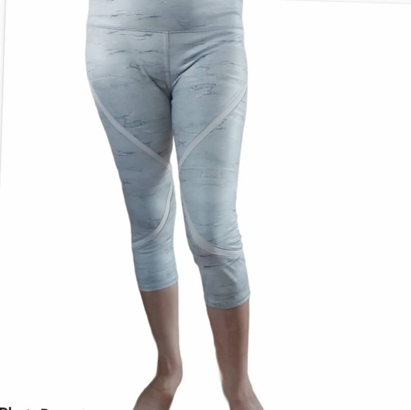 ALO Yoga whisper Capri legging . - Picture 14 of 16